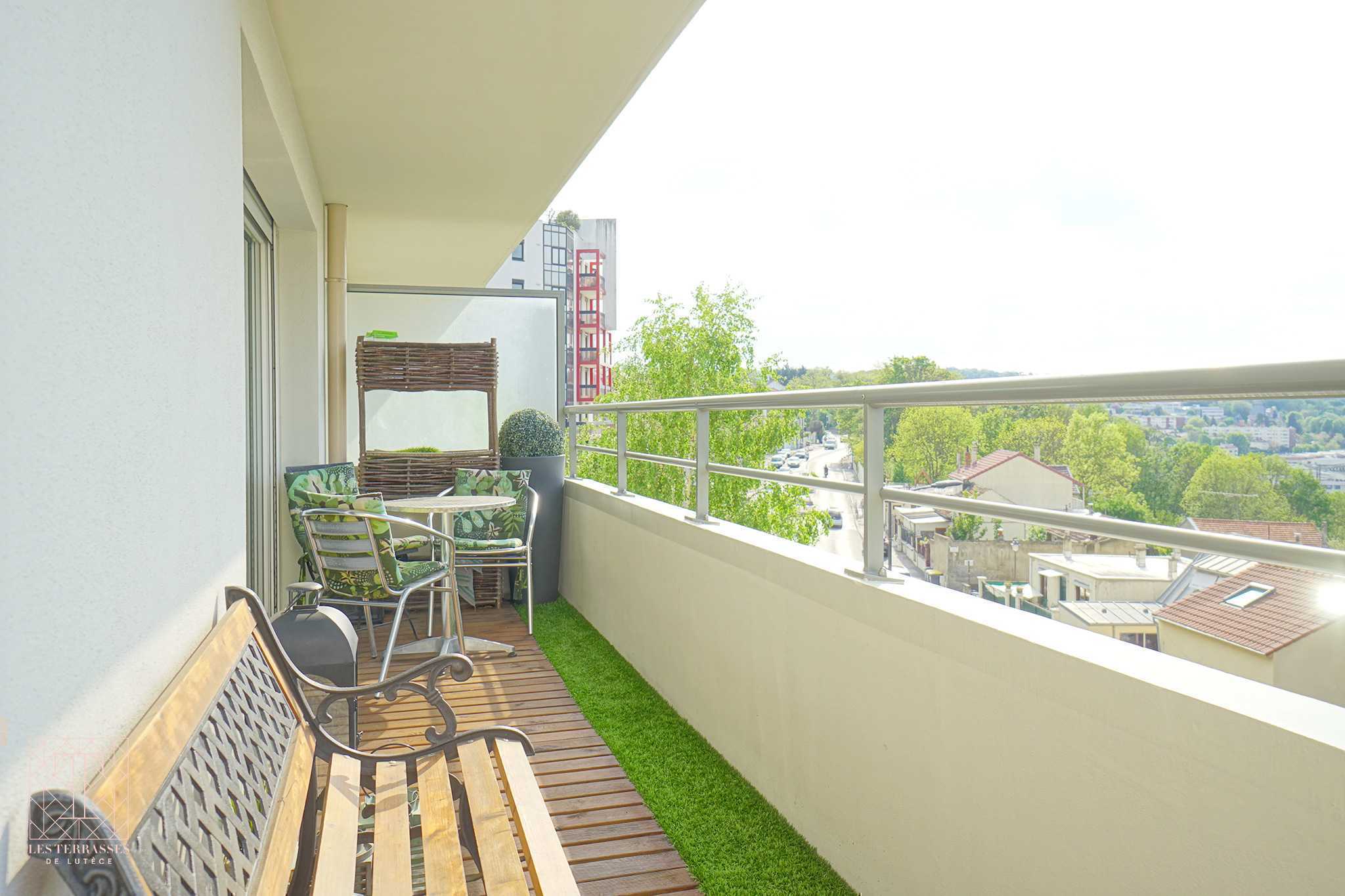 Photo n°1 du bien immobilier Issy-Les-Moulineaux : Appartement 4 pièces avec une terrasse et un jardin