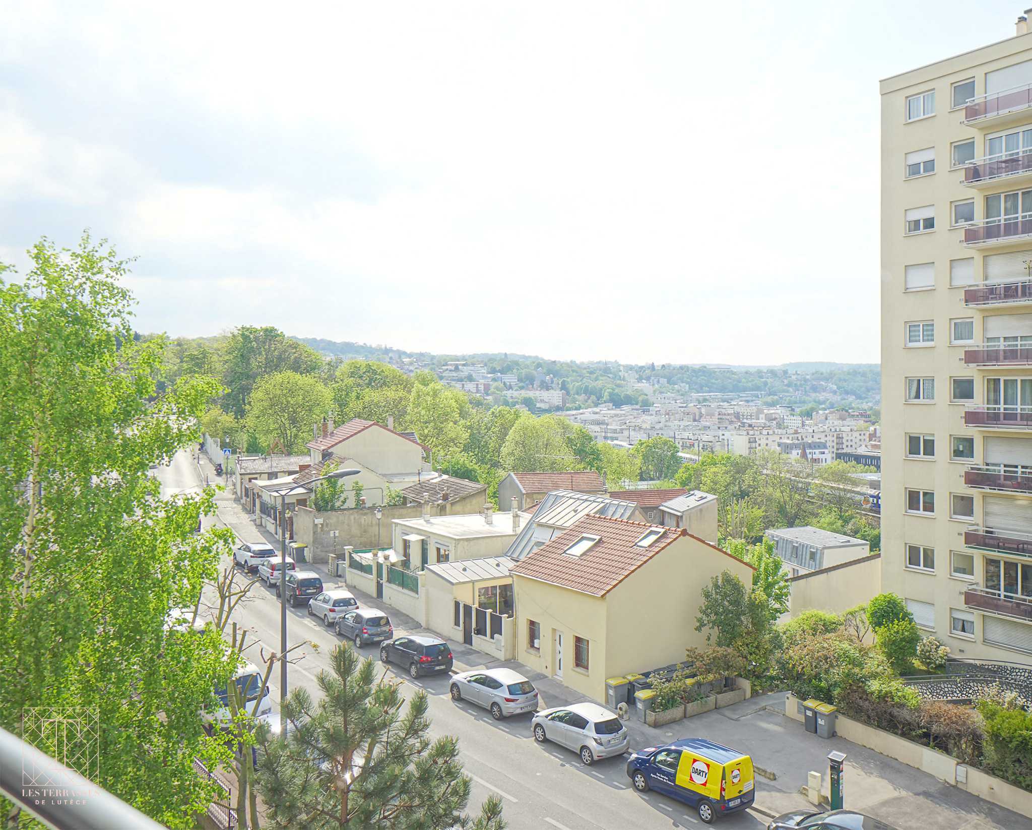 Photo n°2 du bien immobilier Issy-Les-Moulineaux : Appartement 4 pièces avec une terrasse et un jardin